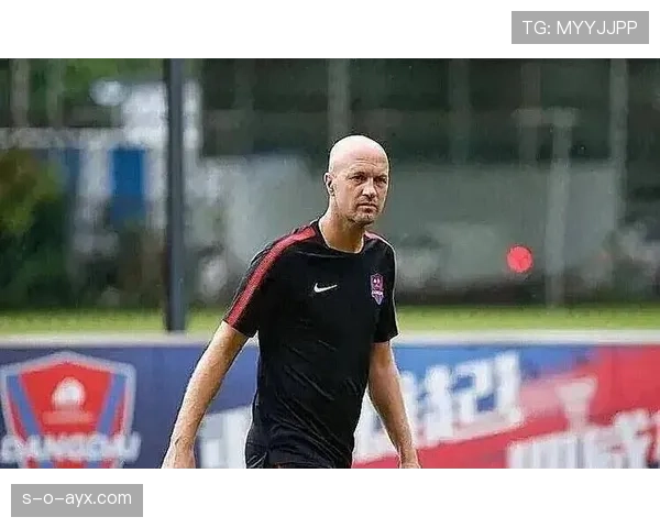 克鲁伊夫战术体系的演进与传承:引领现代足球智慧持续发展 克鲁伊夫战术体系的演进与传承:引领现代足球智慧持续发展