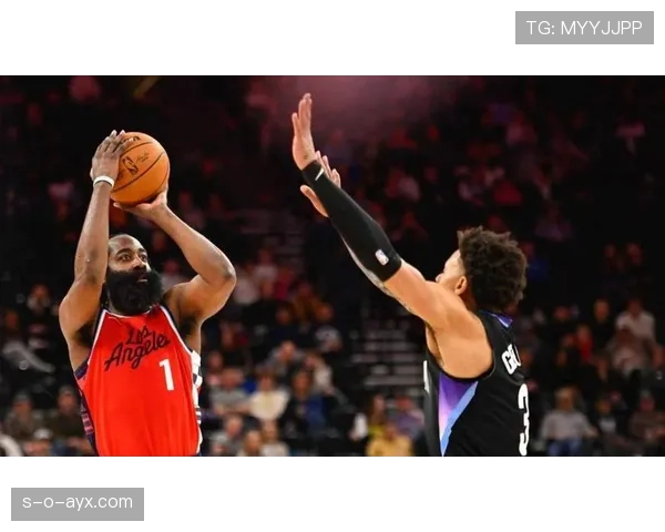 布朗通过挡拆吸引对手内线，比上季得分更高效