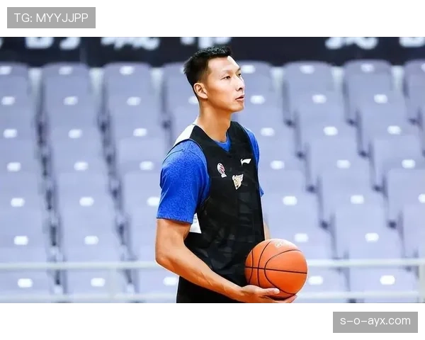 易建联训练完直接去接孩子放学，这反差谁懂啊